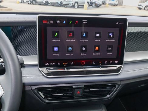Used 2025 Volkswagen Tiguan SE w/ Panoramic Sunroof Package AWD/4WD image 21