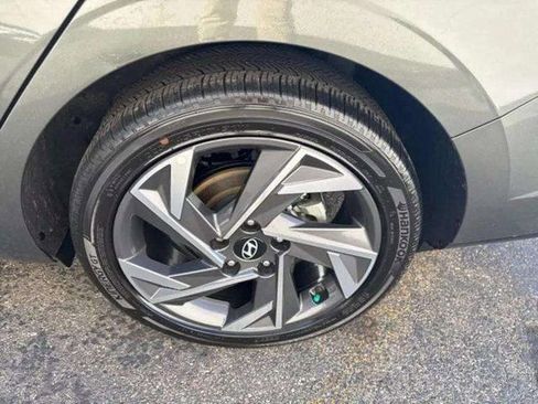 Used 2025 Hyundai Elantra SEL image 14