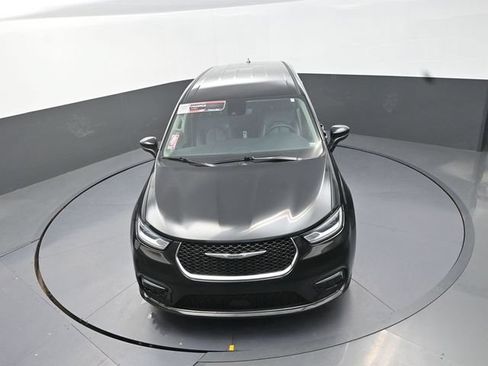 Used 2023 Chrysler Pacifica Touring-L FWD image 12