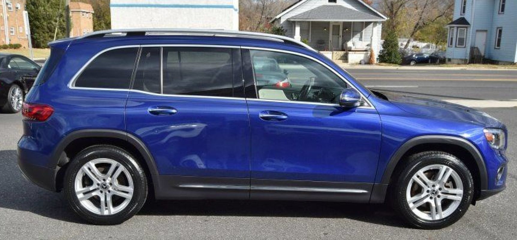 Used 2021 Mercedes-Benz GLB 250 4MATIC w/ Premium Package image 6