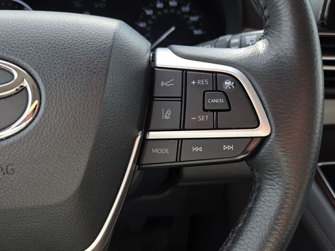Certified 2024 Toyota Sienna XLE FWD image 31
