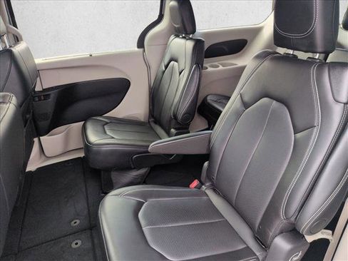 Used 2024 Chrysler Pacifica Touring-L image 18