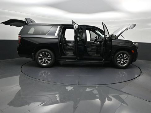 Used 2022 Chevrolet Suburban LT w/ Luxury Package RWD image 32