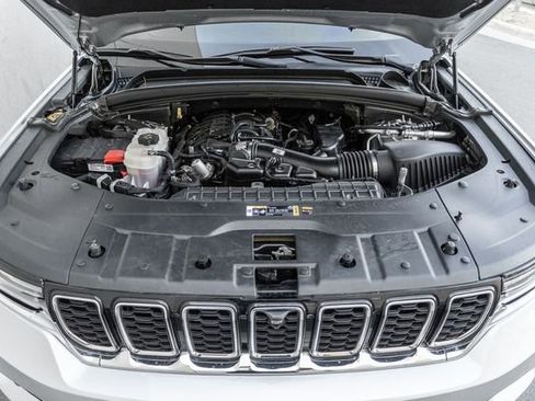 Used 2025 Jeep Grand Cherokee Limited w/ Luxury Tech Group II image 17