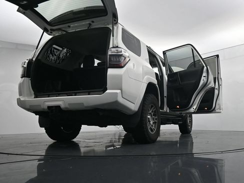 Used 2020 Toyota 4Runner Venture w/ Moonroof Package AWD/4WD image 40