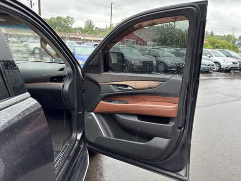 Used 2017 Cadillac Escalade ESV Luxury AWD/4WD image 19
