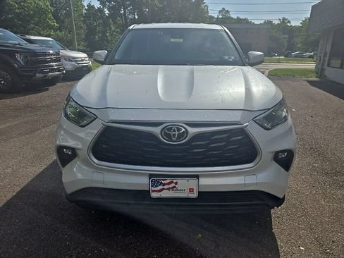 Used 2023 Toyota Highlander LE AWD/4WD image 2