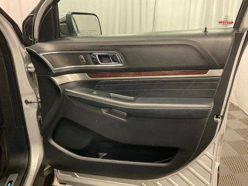 Used 2018 Ford Explorer Platinum image 28