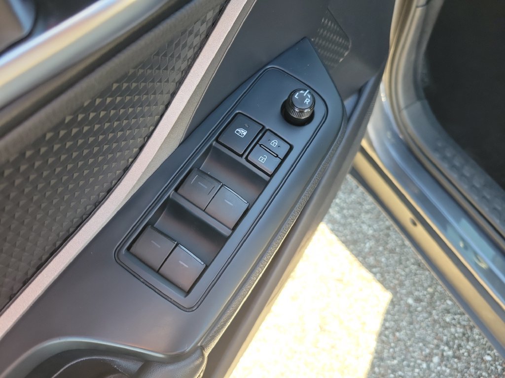 Used 2021 Toyota C-HR LE FWD image 12