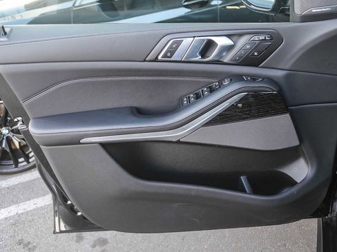 Used 2026 BMW X7 M60i w/ Climate Comfort Package image 17