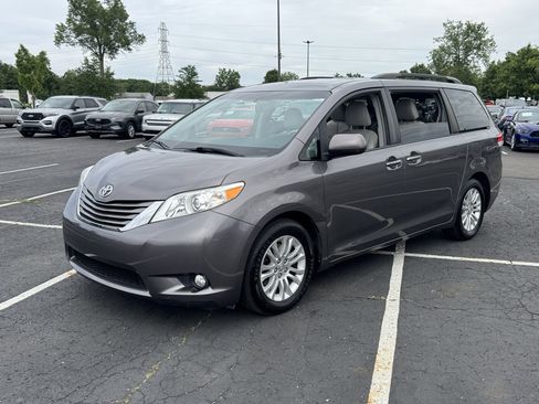 Used 2014 Toyota Sienna XLE w/ Entertainment Package FWD image 6