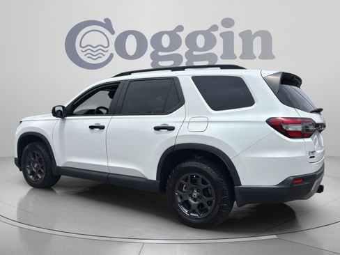 Certified 2025 Honda Pilot TrailSport image 3