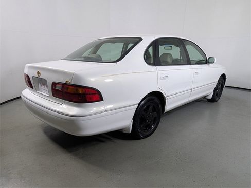 Used 1999 Toyota Avalon XL image 7