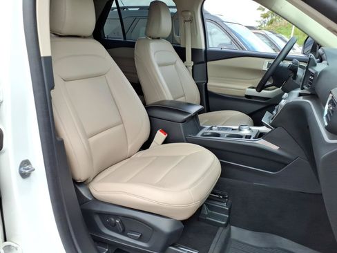 Used 2023 Ford Explorer XLT AWD/4WD image 8