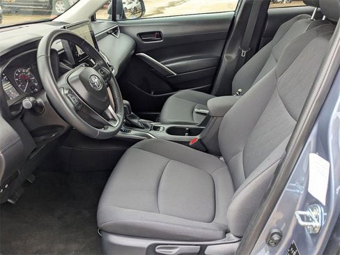Used 2025 Toyota Corolla Cross LE image 11