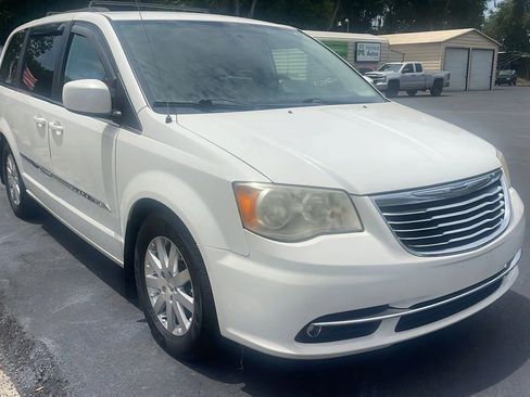 Used 2013 Chrysler Town & Country Touring FWD image 4