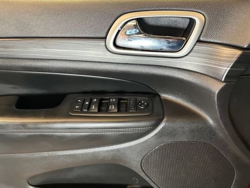 Used 2019 Jeep Grand Cherokee Altitude AWD/4WD image 18