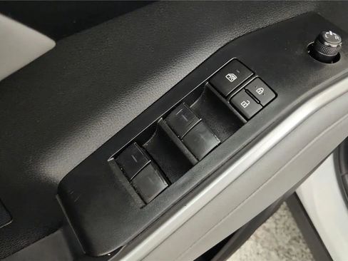 Used 2023 Toyota Highlander XLE image 24