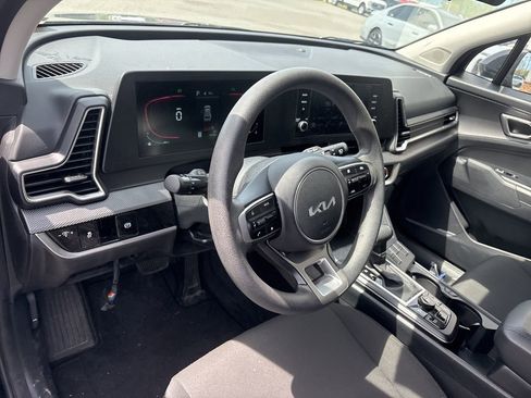 Used 2025 Kia Sportage LX image 4