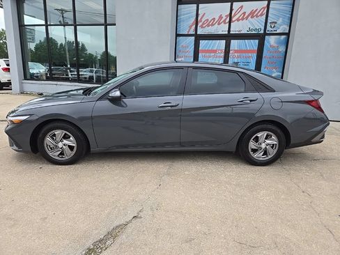 Used 2025 Hyundai Elantra SE FWD image 6