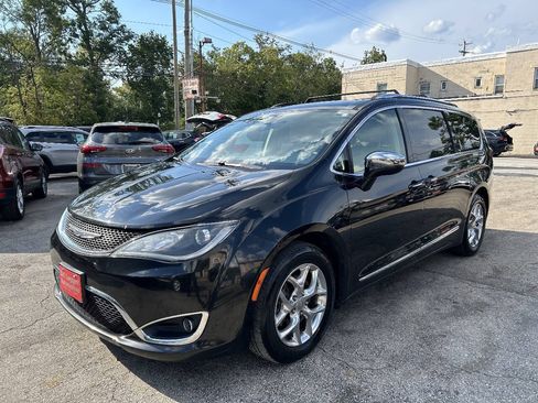 Used 2019 Chrysler Pacifica Limited FWD image 2