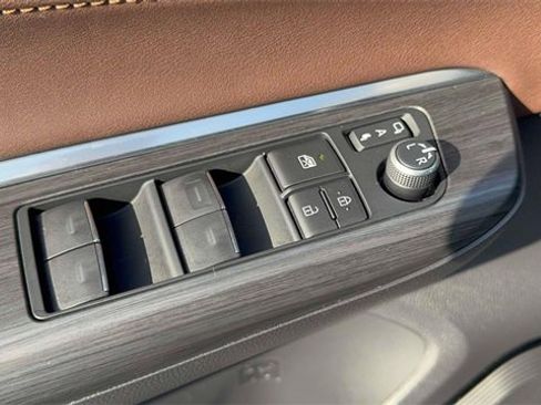 Used 2022 Toyota Venza XLE image 15