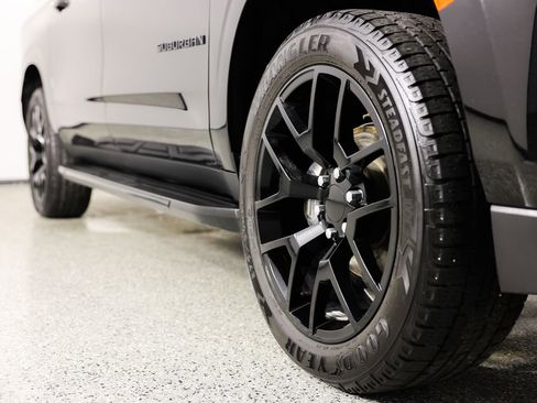 Used 2022 Chevrolet Suburban RST w/ Luxury Package image 12