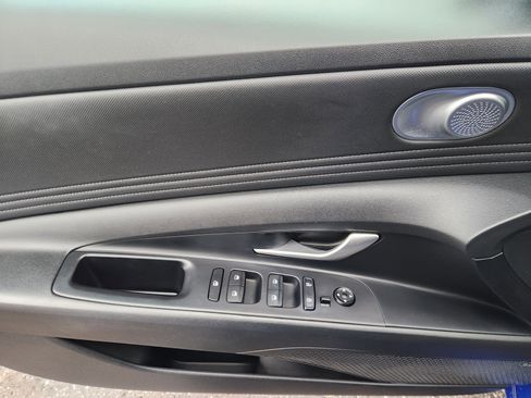 Certified 2023 Hyundai Elantra Limited w/ Preferred Accessory Package image 18