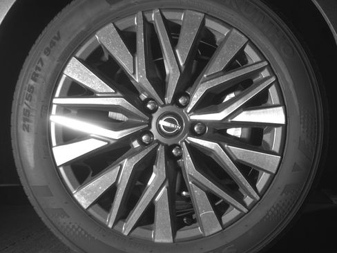 Used 2025 Nissan Altima 2.5 SV FWD image 13