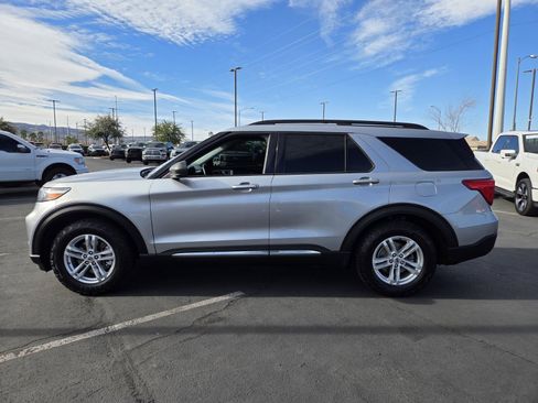 Certified 2022 Ford Explorer XLT image 3