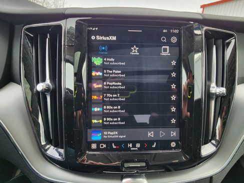 Used 2025 Volvo XC60 B5 Core image 28