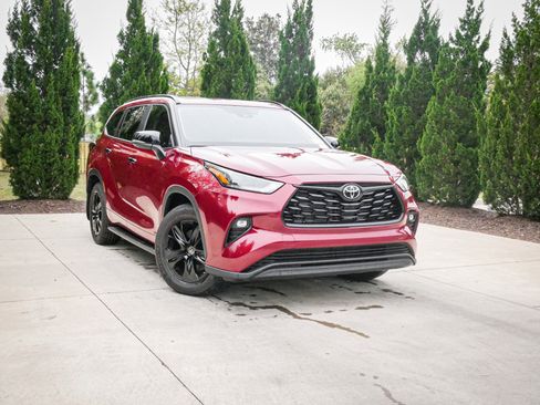 Used 2025 Toyota Highlander XLE image 2