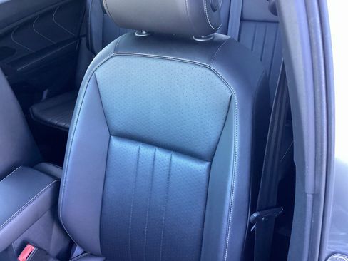 Used 2022 Volkswagen Tiguan SE R-Line image 11