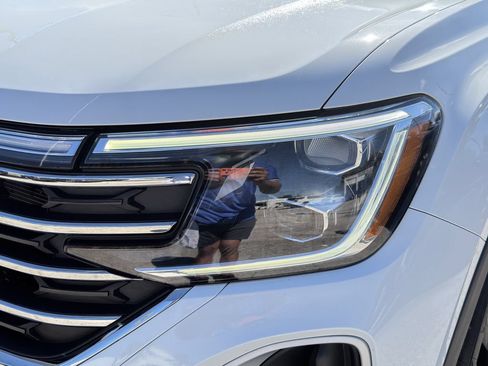 Used 2024 Volkswagen Atlas SE w/ Panoramic Sunroof Package FWD image 11