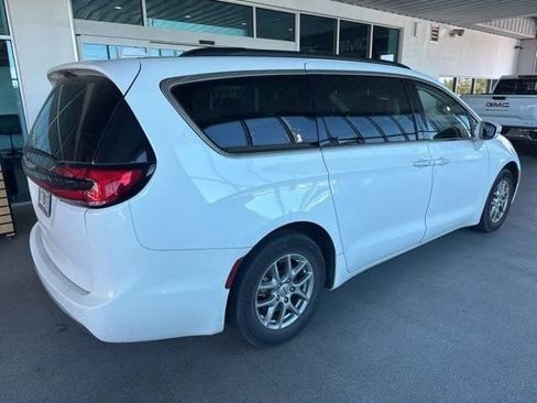 Used 2021 Chrysler Pacifica Touring image 7