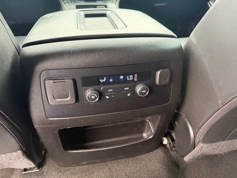 Used 2018 GMC Yukon XL SLT image 17