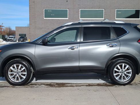 Used 2017 Nissan Rogue SV w/ Sun & Sound Touring Package image 2