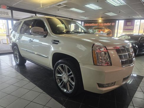 Used 2012 Cadillac Escalade Platinum image 3