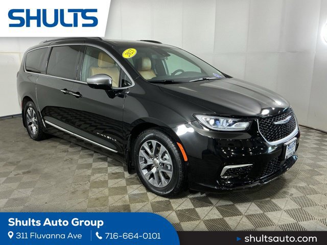 Used 2023 Chrysler Pacifica Pinnacle FWD image 1