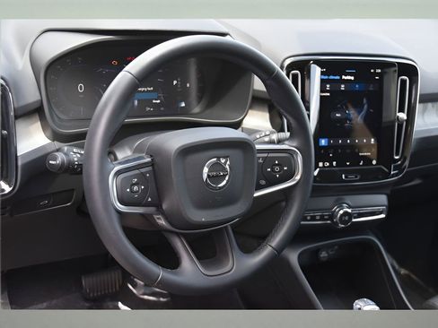 Certified 2025 Volvo XC40 B5 Ultra w/ Protection Package Premier image 11