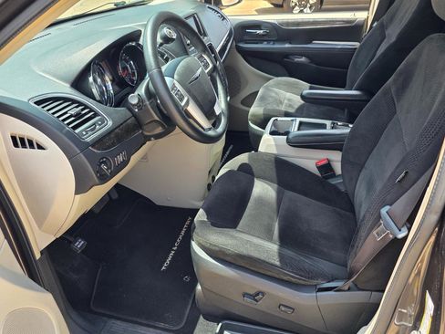 Used 2015 Chrysler Town & Country Touring w/ Driver Convenience Group FWD image 8