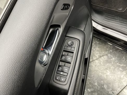 Used 2025 Chrysler Pacifica Select FWD image 8