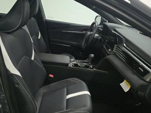 Used 2025 Toyota Camry SE image 5