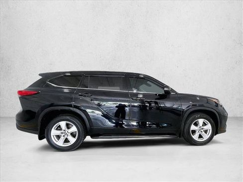 Used 2022 Toyota Highlander LE FWD image 5