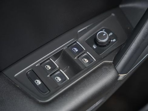 Used 2020 Volkswagen Tiguan SEL AWD/4WD image 32