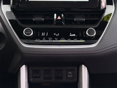 Certified 2025 Toyota Corolla Cross AWD Hybrid w/ Moonroof Package image 18