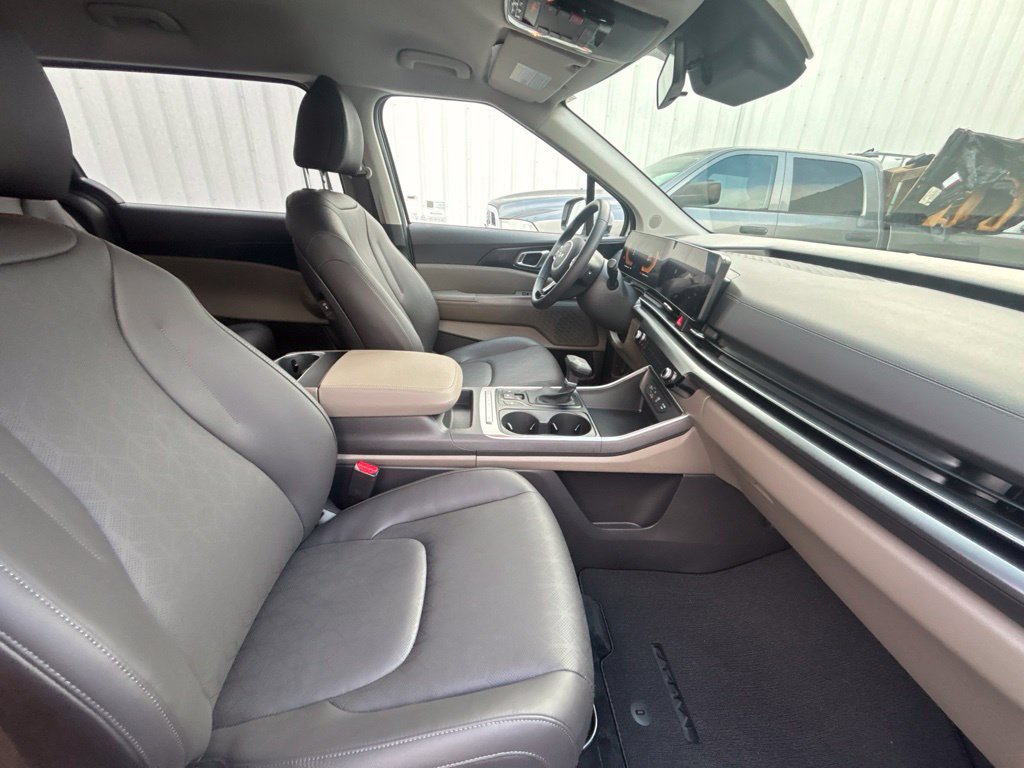 Certified 2026 Kia Carnival LX FWD image 25