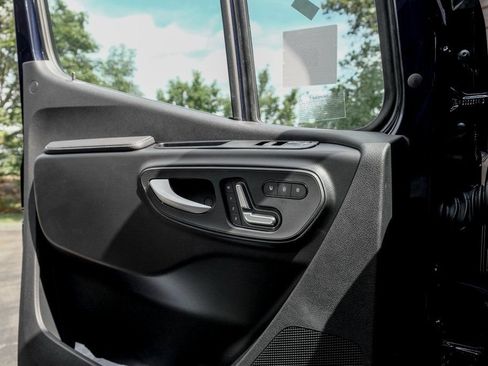 Used 2025 Mercedes-Benz Sprinter 2500 image 13