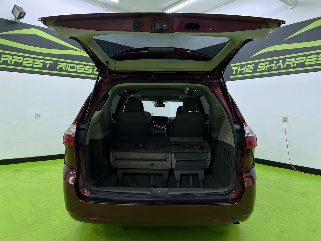 Used 2020 Toyota Sienna XLE w/ XLE Navigation Package FWD image 9