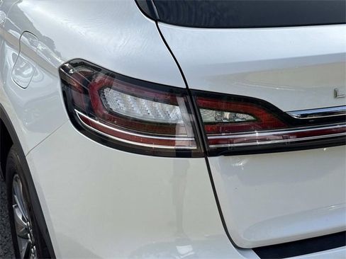 Used 2022 Lincoln Nautilus Reserve image 11